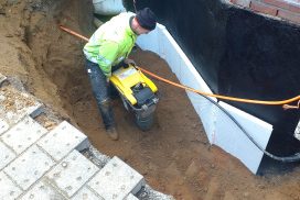 Perimeterdämmung anbauen und Arbeitsraum verfüllen und verdichten.